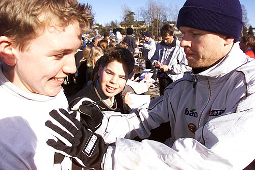 41-henning-berg-skriver-autografer